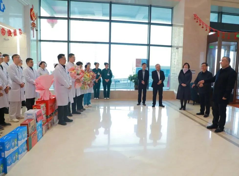 暖心关怀鼓干劲！自治区领导亲切慰问我院临床一线医护人员